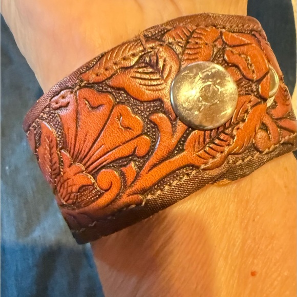 Bohemian Vintage Leather Cuff Bracelet with Turquoise Accent - Picture 4 of 4